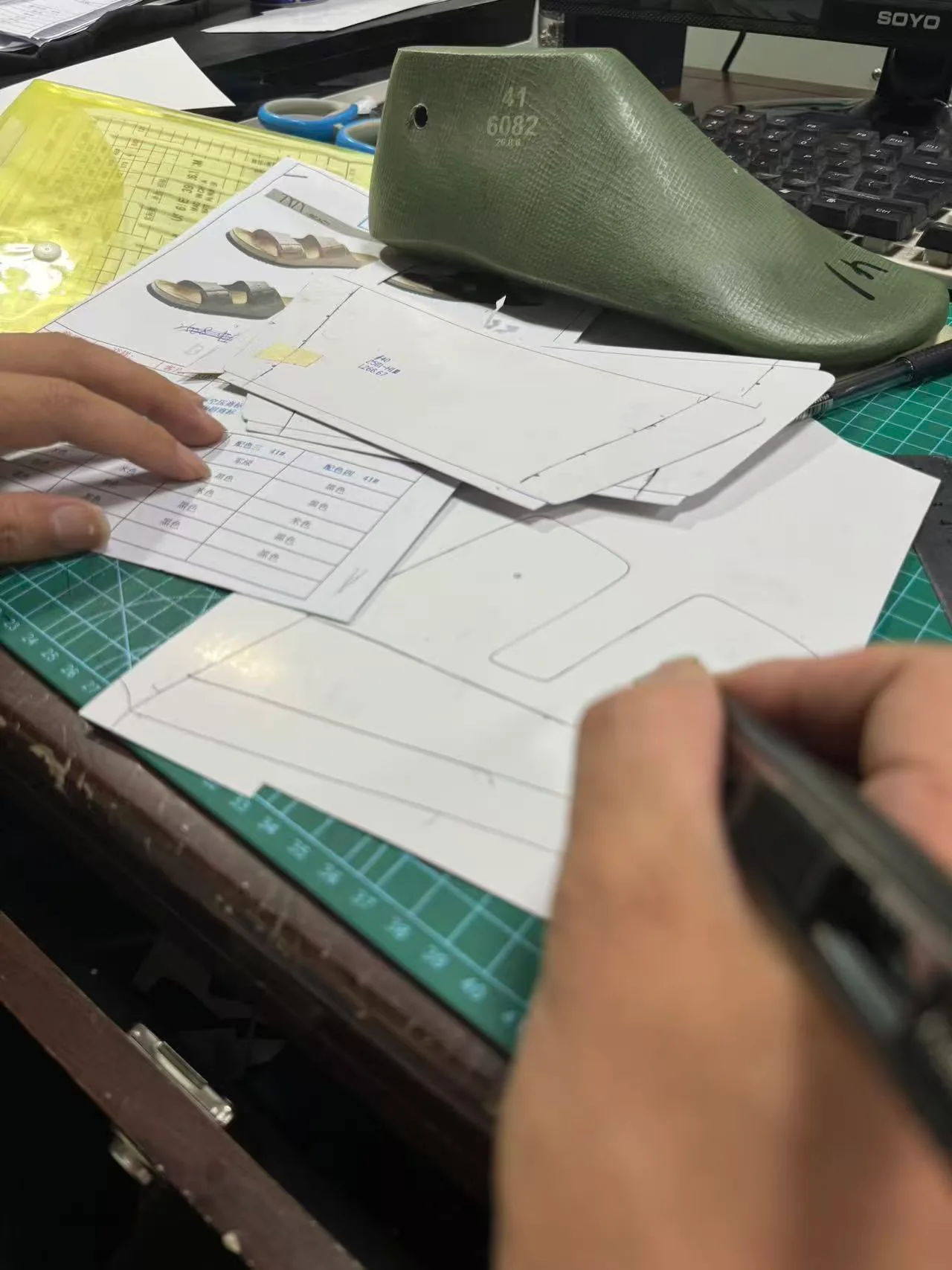 Pattern drawing at the sample-making workbench